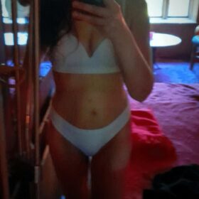 CHARMERENDE BRUNETTE VIKTORIA /HERNING/ARNBORG. ..