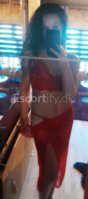 CHARMERENDE BRUNETTE VIKTORIA /HERNING/ARNBORG. ..