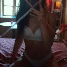 CHARMERENDE BRUNETTE VIKTORIA /HERNING/ARNBORG. ..