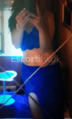 CHARMERENDE BRUNETTE VIKTORIA /HERNING/ARNBORG. ..