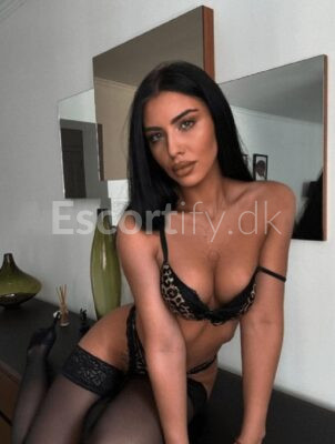 BETTINA Hot porno brunette 100 %Real