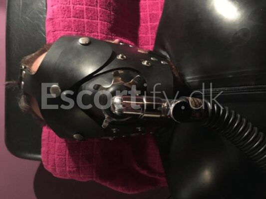 HOS MADAME ELISABEHT - BYENS FRÆKKESTE FETISH CLUB - TRÆFES I FØLGE AFTALE !
