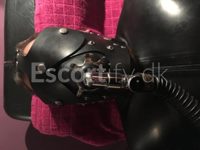 HOS MADAME ELISABEHT - BYENS FRÆKKESTE FETISH CLUB - TRÆFES I FØLGE AFTALE !