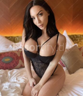 Last day!Exclusive Latina , Brazilian Baby with Huges Boobs back to the town! Deep troath
