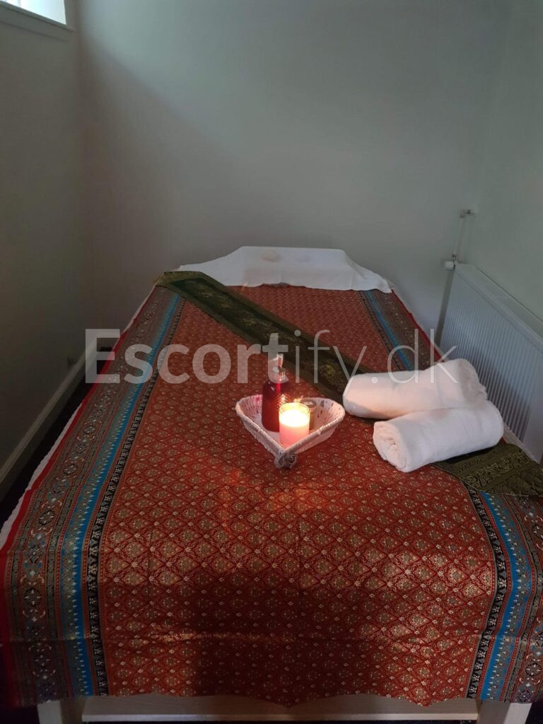 Lækker og sød thai MILF på FYN
