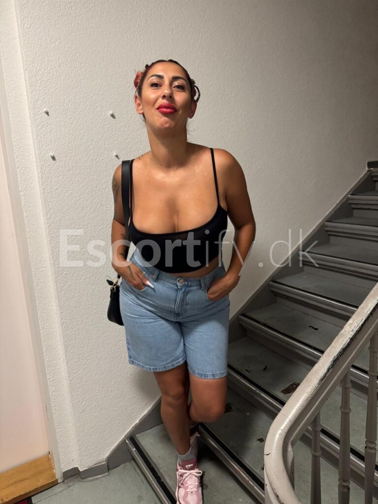 Alexandra in Odense -ONLY 4DAYS -3some with Inessa