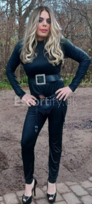 HOLSTEBRO IN VESTERFELDBORGVEJ14 7500 / HOLSTEBRO / VIBORG / HERNING SKIVE/TRANS TOP GIRL KAREN / IMMUNIZE ME WITH YOUR MOUTH...MY HUNGRY CALF ME, MY LITTLE CALF /