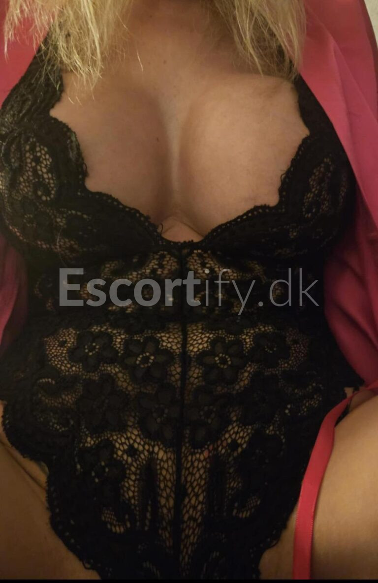 100% Dansk Hotwife  Uge 39 fra torsdag og fredag kl 9.00 weekend efter aftale  uge 40 Man 8-15.30 Tirs 6-13.30 Ons 8-13.30 Tors 6-13.30
