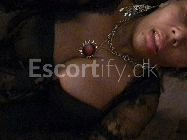 Brunna Første Gang I Holbæk centrum. Incall/outcall.Mød mig privat eller lad mig komme til dig.Jeg er super fræk og sexet. Kom og prøv den bedst kæresteoplevelse o