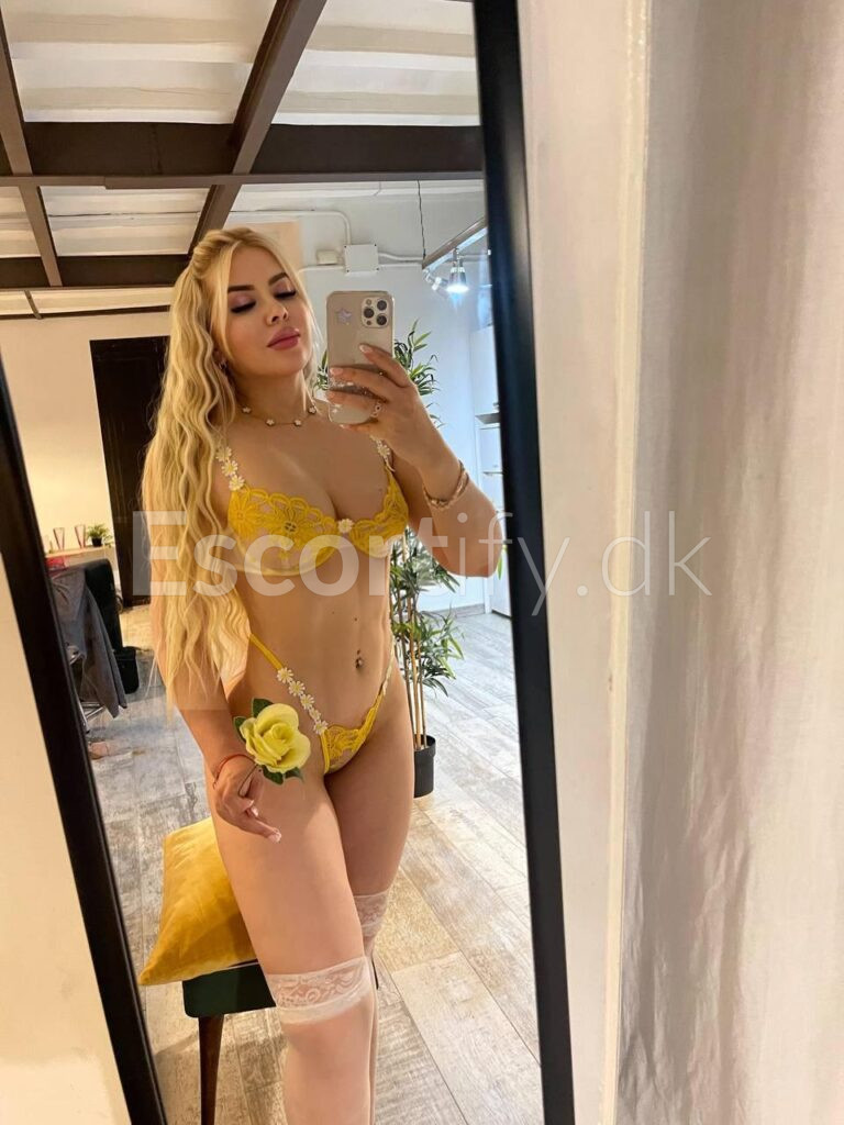 ️ Viby. Blonde Sexy Isabella  the best girlfriend experience  I offer massages and passionate sex. Excellent reviews
