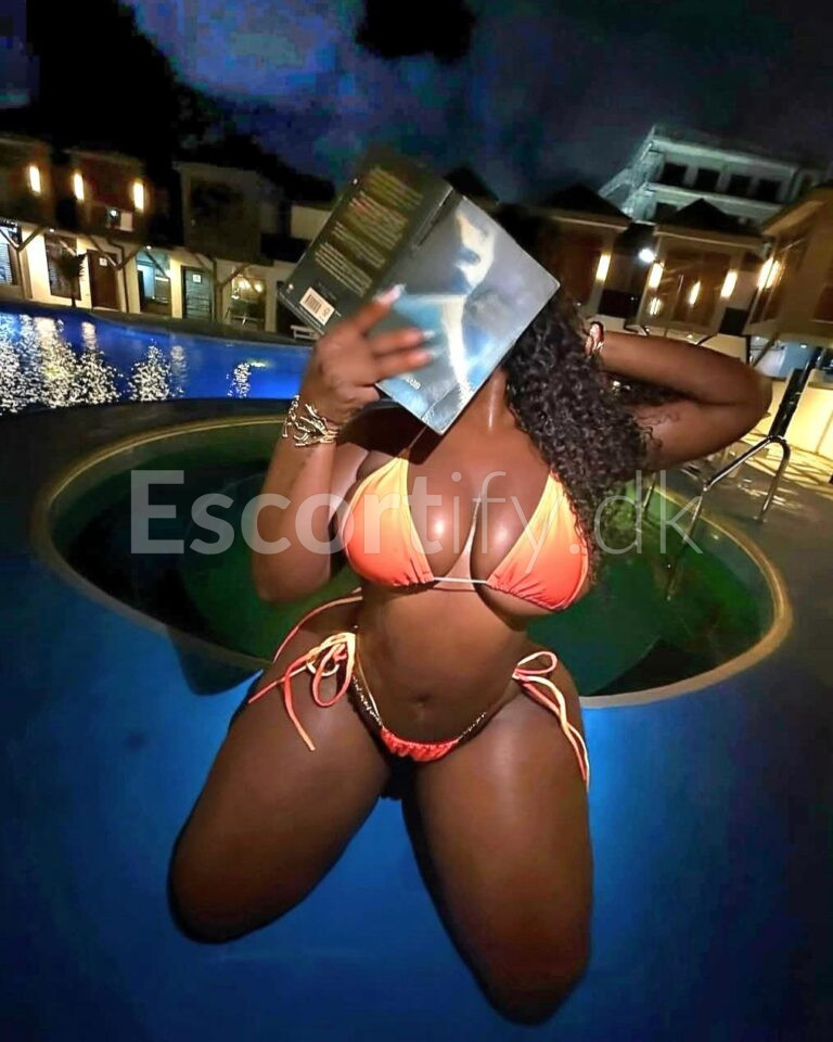 New in town/sexy NATURAL TITSand super hot bodyBig Ass Party GirlLove ridingcock,blow/69relaxing b2b massageplay & suck my big tits,cum on boob's