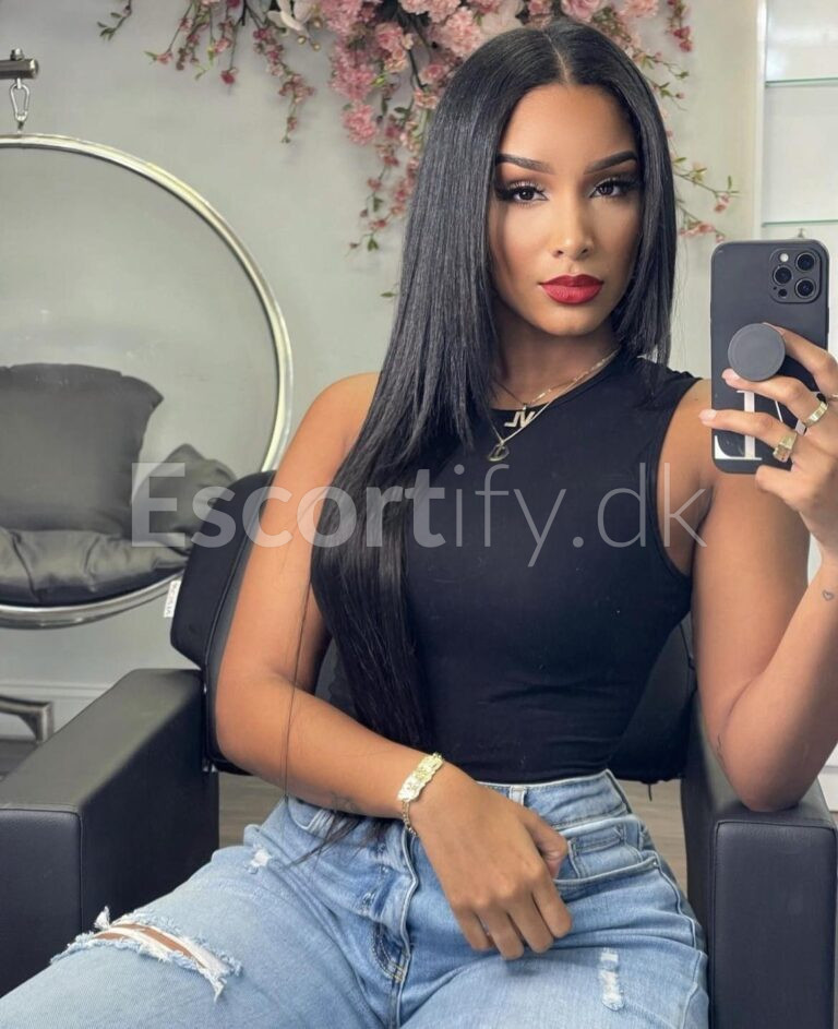BACK CURVY LATINA BRENDA AMAGER