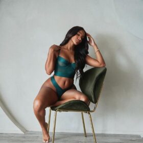 BACK CURVY LATINA BRENDA AMAGER