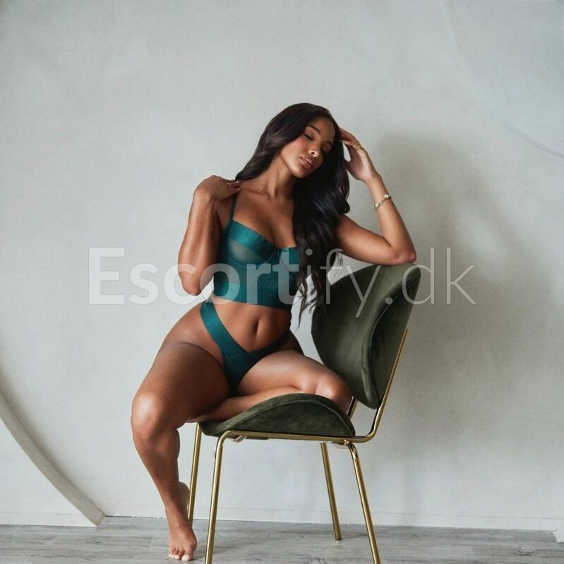 BACK CURVY LATINA BRENDA AMAGER