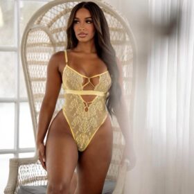 BACK CURVY LATINA BRENDA AMAGER