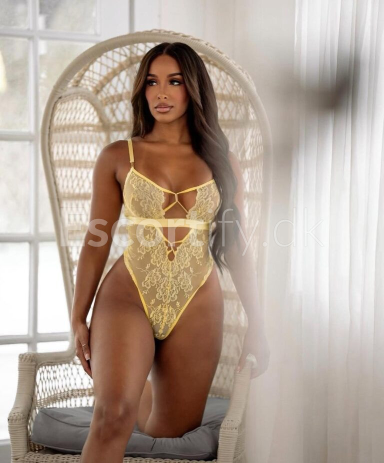BACK CURVY LATINA BRENDA AMAGER